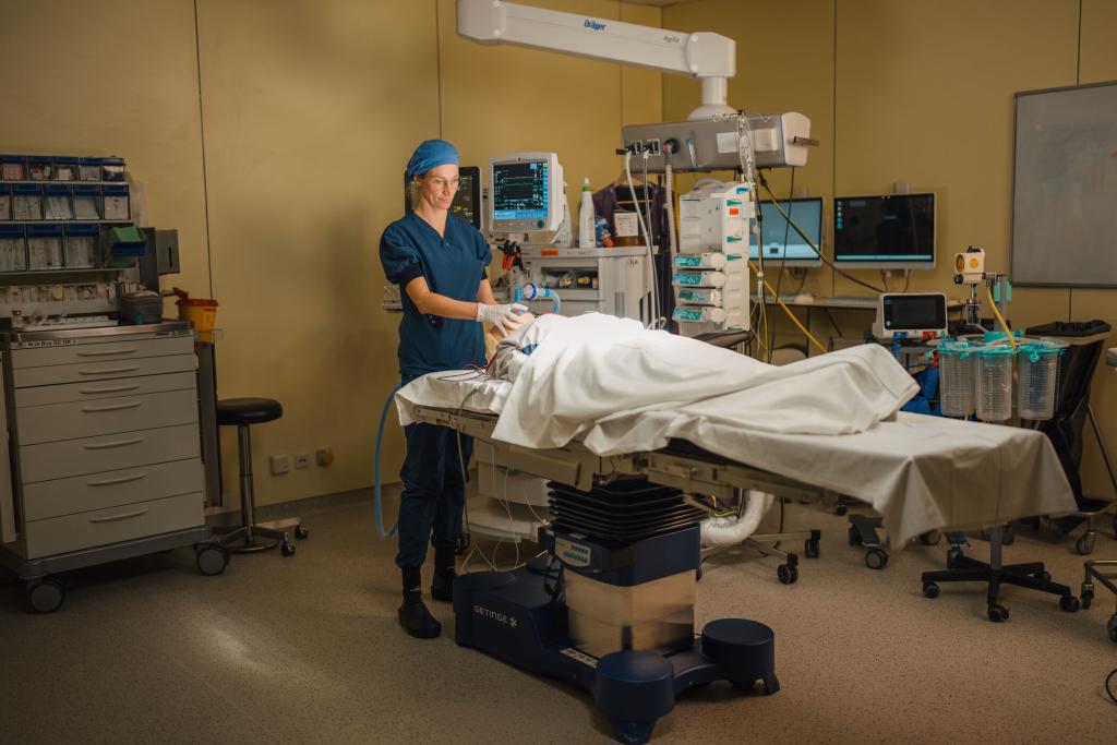 Onderzoeker Jorinde Polderman is bezig met haar onderzoek in de operatiekamer