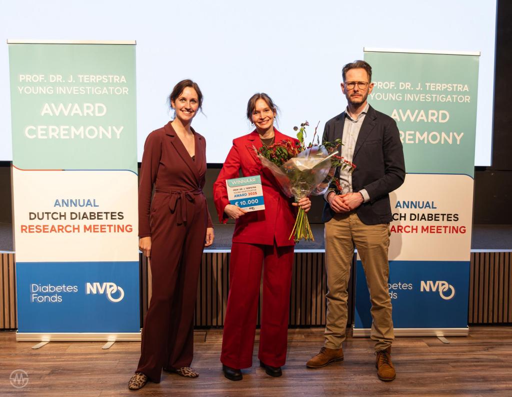 Arts-onderzoeker Coco Fuhri Snethlage is winnaar van de Terpstra Award 2025, ze staat met haar cheque en een bos bloemen