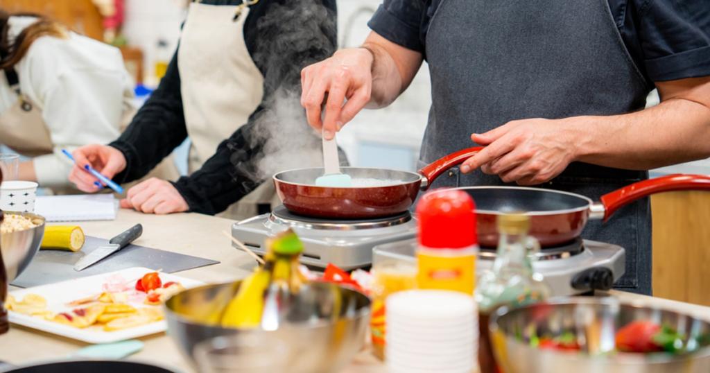 Eten koken in een kookschool
