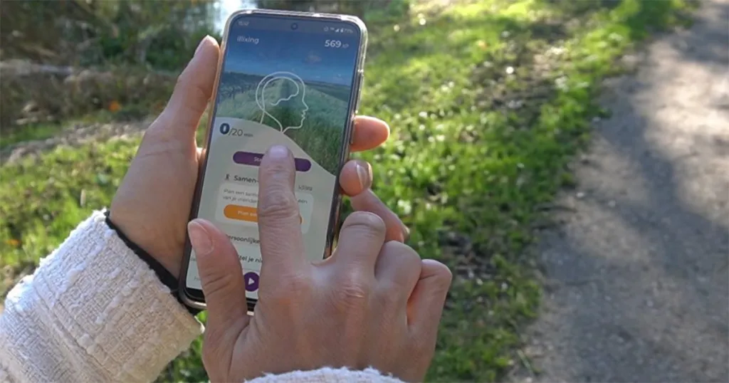 Iemand opent Ommetje app bij de start van een wandeling