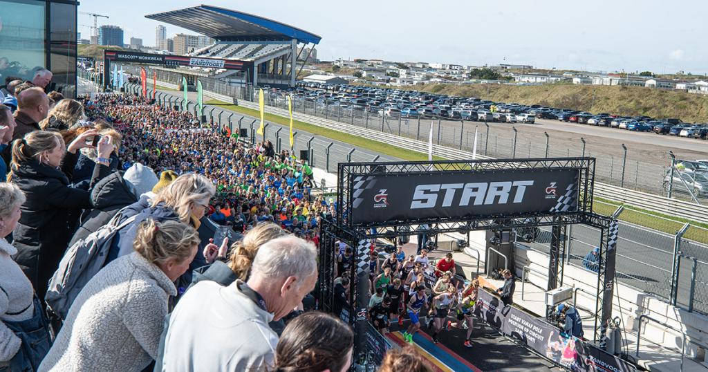 Publiek op tribune kijkt naar de start van de Zandvoort Circuit Run
