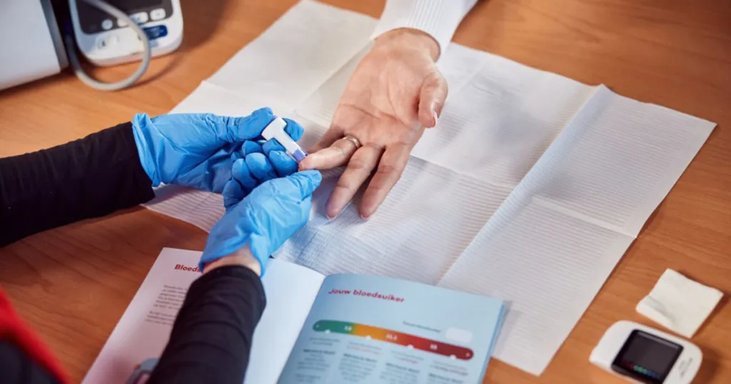 Testen op diabetes met een vingerprik