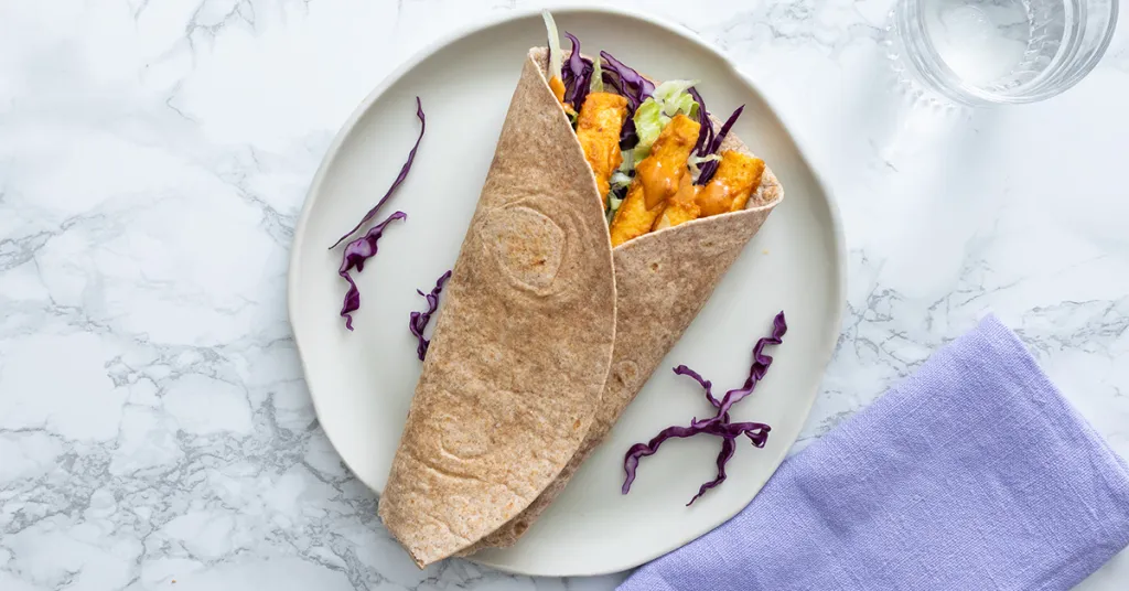 Wrap met pindasaus en rode kool