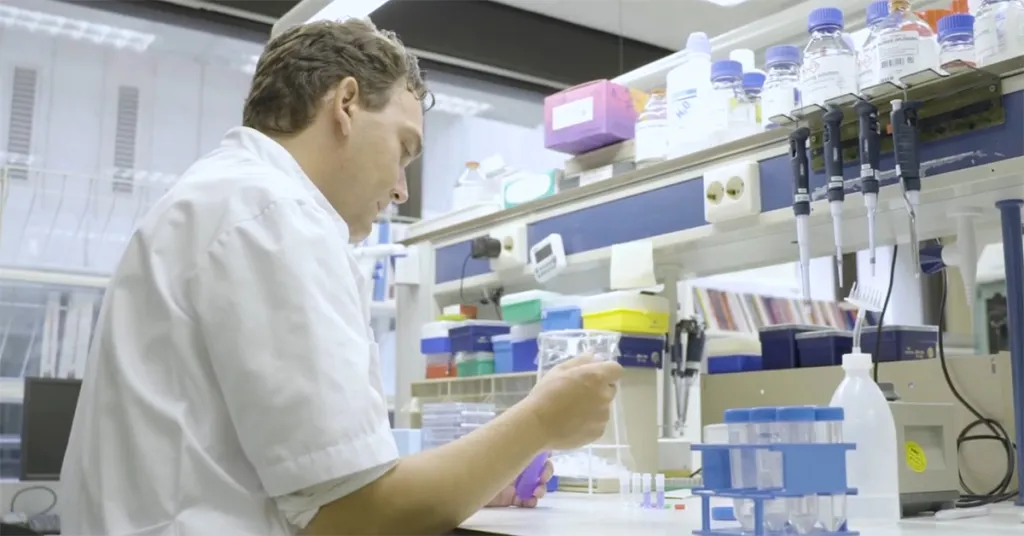 Onderzoeker Max van Nieuwdorp bekijkt of poeptransplantatie werkt