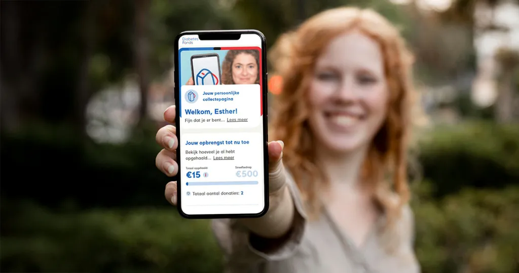 Online collectant Anne toont haar mobiel