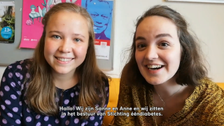 Still uit video met Sanne en Anne van Stichting ééndiabetes over het maken van een  magazine voor pas gediagnosticeerde jongvolwassenen.
