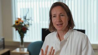 Arts Mariëlle vertelt dat mensen vaak eerst een andere diagnose krijgen