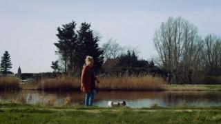 Vrouw wandelt buiten met haar hond