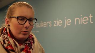 Wat is suiker - Vrouw voor achtergrond suikers zie je niet