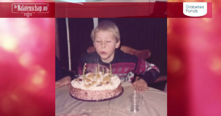 Kind blaast verjaardagkaarsjes uit