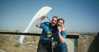 Twee tevreden hardloopsters na de Zandvoort Circuit Run 2025