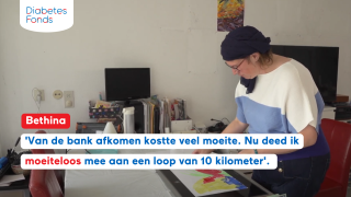 Bethina aan het schilderen aan tafel