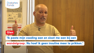 Glen met 2 duimen omhoog 