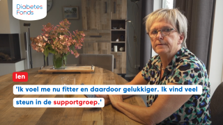 Ien tevreden kijkend aan tafel
