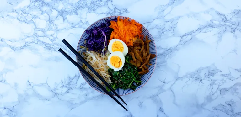 Aziatische bowl met bloemkool­rijst