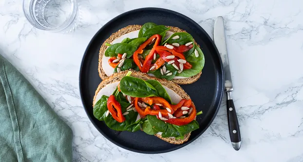 Boterham met kalkoen­filet en gegrilde paprika