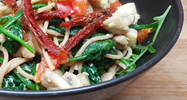 Spaghetti met kipfilet, tomaat en rucola
