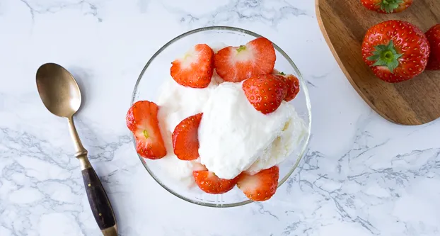 Frozen yoghurt met aardbeien