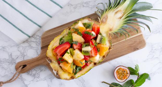 Fruitsalade in halve ananas