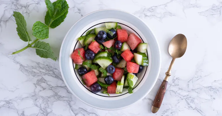 Fruitsalade met water­meloen en komkom­mer