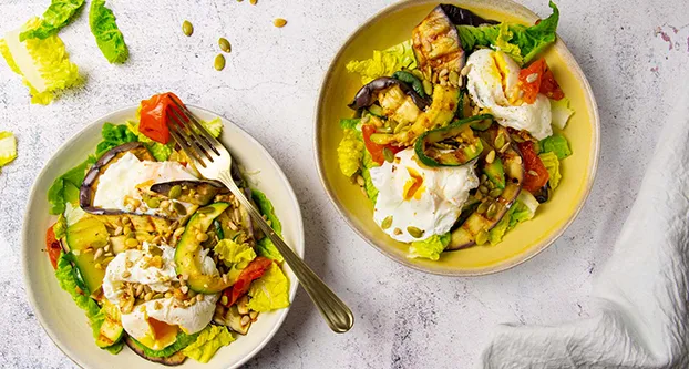 Gegrilde groentesalade met gepocheerde eieren