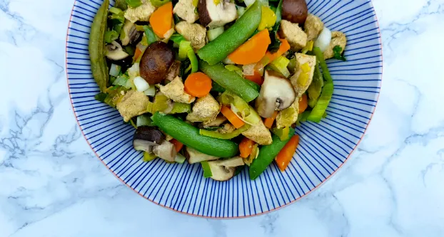Gemari­neerde kip met wok­groenten