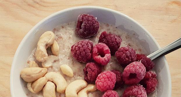 Volkoren graan­ontbijt met noten en fruit