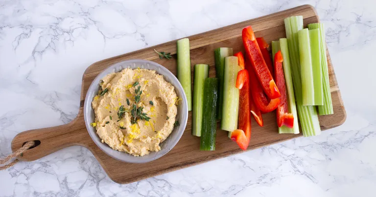 Frisse hummus­dip met groenten