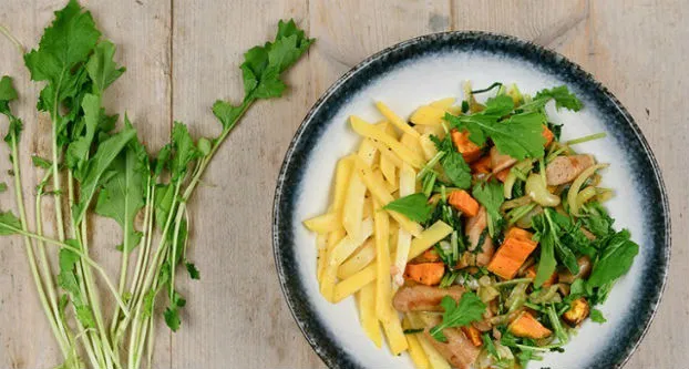 Koolraap­noedels met raapstelen