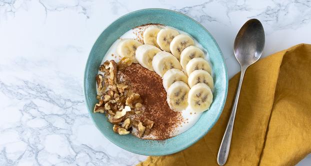 Kwark met banaan, walnoten en cacao