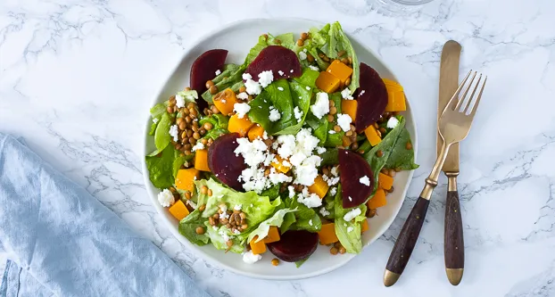 Maaltijd­salade met pom­poen en biet