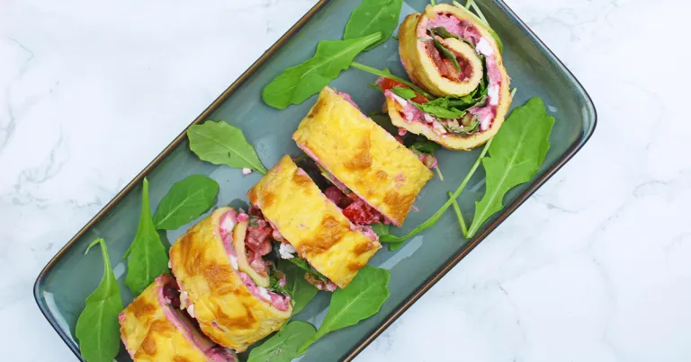 Omelet­rolletjes met feta en walnoten