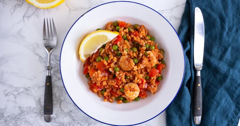 Paella van bloemkool­rijst met garnalen