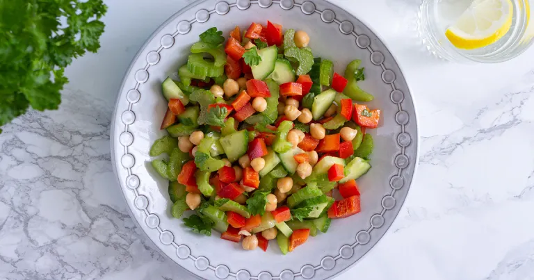 Salade met komkom­mer en kikker­erwten