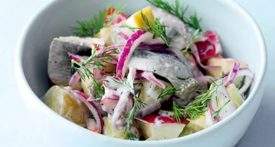 Salade met haring, aardappelen en appel