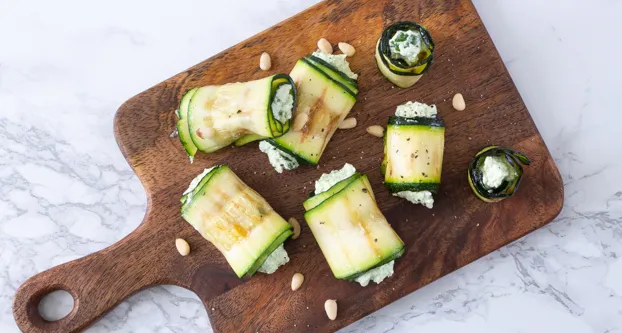 Courgette­rolletjes met pesto