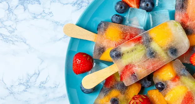 Fruitijs op een stokje
