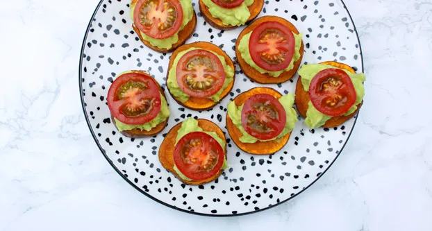 Zoete aardappel­toastjes met guacamole