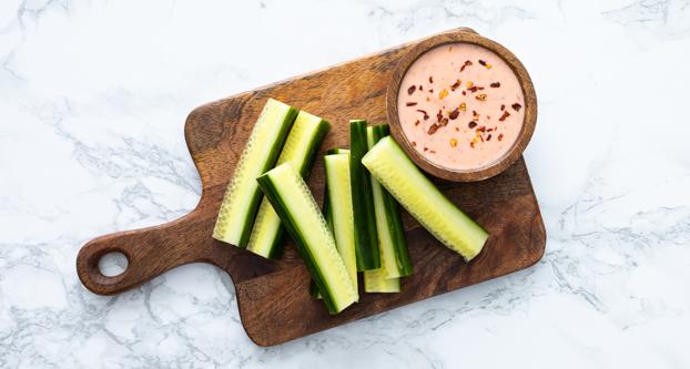 Komkommer met spicy yoghurtdip