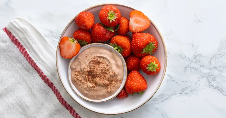 Aardbeien met cacao dip