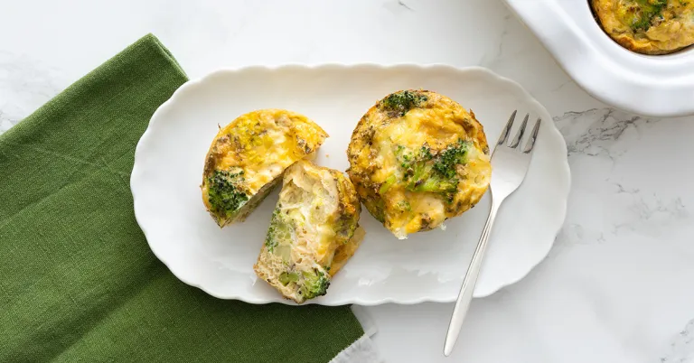Eimuffin met broccoli